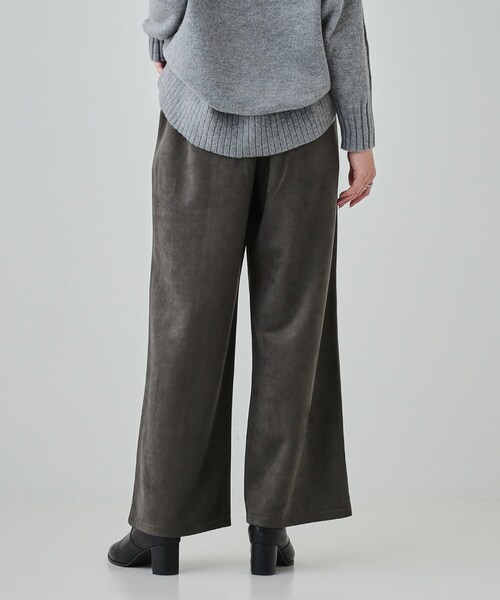 DRESKIP（ドレスキップ）の「◆【S-LL】脚をすっきりきれいに魅せる スエード調 ピンタックワイドパンツ（その他パンツ・レディース・チャコールグレー/グリーン/ナチュラル・01/02/03/04）」の5枚目の写真