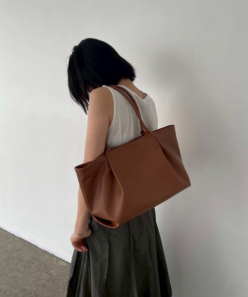 EFOLE（エフォル）の「【ZOZO限定】Tuck design totebag / タックデザイントートバッグ（トートバッグ・レディース・キャメル/ベージュ・FREE）」の3枚目の写真