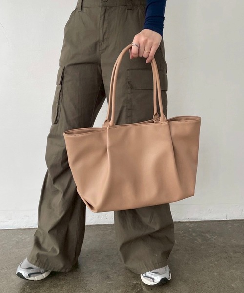 EFOLE（エフォル）の「【ZOZO限定】Tuck design totebag / タックデザイントートバッグ（トートバッグ・レディース・キャメル/ベージュ・FREE）」の11枚目の写真