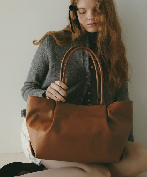 EFOLE（エフォル）の「【ZOZO限定】Tuck design totebag / タックデザイントートバッグ（トートバッグ・レディース・キャメル/ベージュ・FREE）」の5枚目の写真
