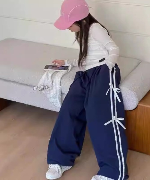 Tickle(ティックル)の「サイドリボン ラインパンツ(その他パンツ・キッズ・ネイビー・120/130/140/150)」の2枚目の写真