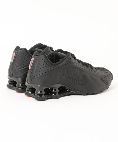 NIKE(ナイキ)の「NIKE WMNS SHOX R4 AR3565-004(スニーカー・レディース・ブラック・23.5㎝/24.5㎝/25㎝/24㎝/23㎝)」の3枚目の写真