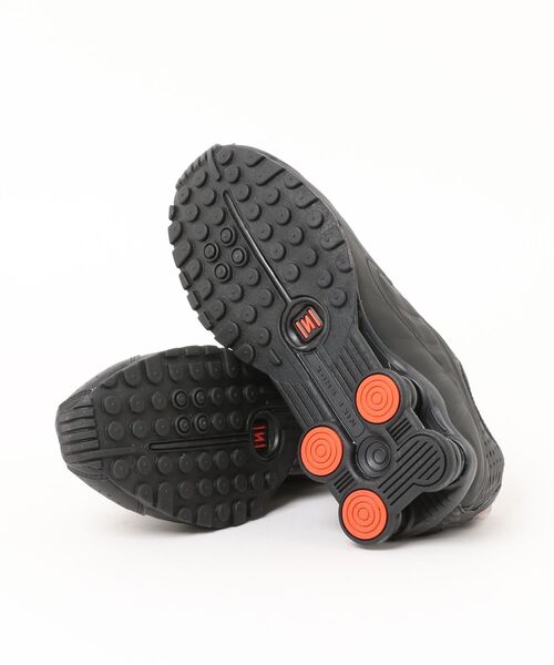 NIKE(ナイキ)の「NIKE WMNS SHOX R4 AR3565-004(スニーカー・レディース・ブラック・23.5㎝/24.5㎝/25㎝/24㎝/23㎝)」の4枚目の写真