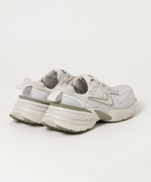 NIKE(ナイキ)の「ローカットスニーカー(スニーカー・レディース・グレー・24.5cm)」の2枚目の写真