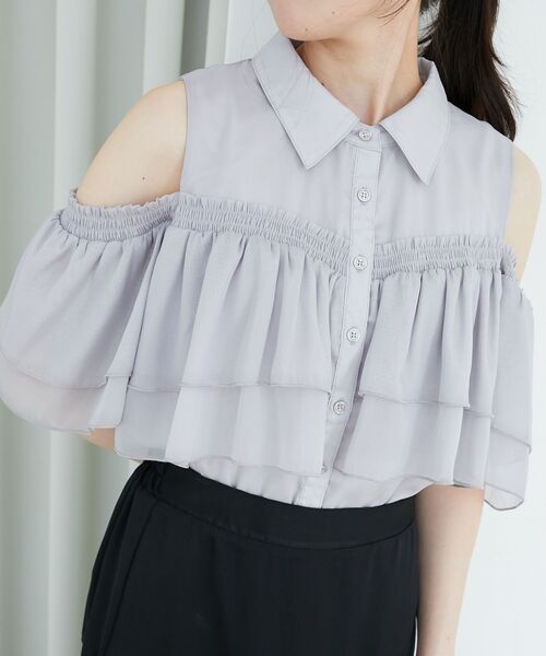 MAJESTIC LEGON(マジェスティックレゴン)の「肩開きフリルブラウス(シャツ/ブラウス・レディース・アイボリー/ブルー系その他2/グレー/ホワイト系その他・MEDIUM)」の3枚目の写真
