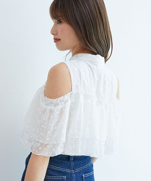 MAJESTIC LEGON(マジェスティックレゴン)の「肩開きフリルブラウス(シャツ/ブラウス・レディース・アイボリー/ブルー系その他2/グレー/ホワイト系その他・MEDIUM)」の17枚目の写真