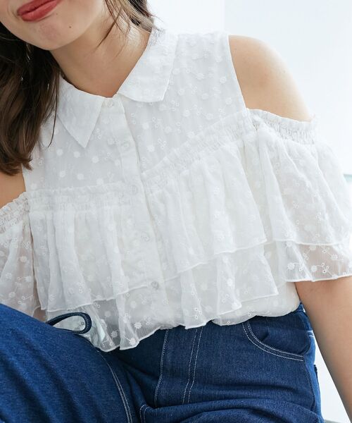 MAJESTIC LEGON(マジェスティックレゴン)の「肩開きフリルブラウス(シャツ/ブラウス・レディース・アイボリー/ブルー系その他2/グレー/ホワイト系その他・MEDIUM)」の18枚目の写真