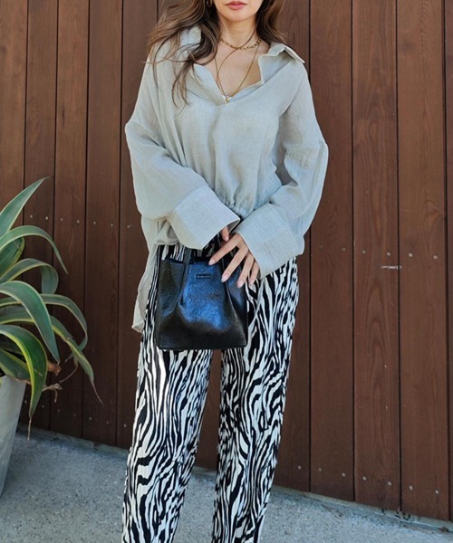 esutoreja（エストレジャ）の「スキッパーシフォンシャツ（シャツ/ブラウス・レディース・グレイッシュベージュ/ブラック/ホワイト・FREE）」の10枚目の写真