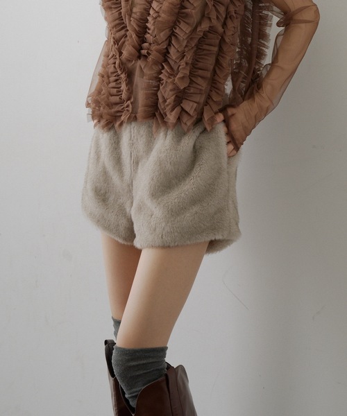 VIOLETTA（ヴィオレッタ）の「フェイクファーショートパンツ（その他パンツ・レディース・ブラック/グレイッシュベージュ・S/M）」の2枚目の写真