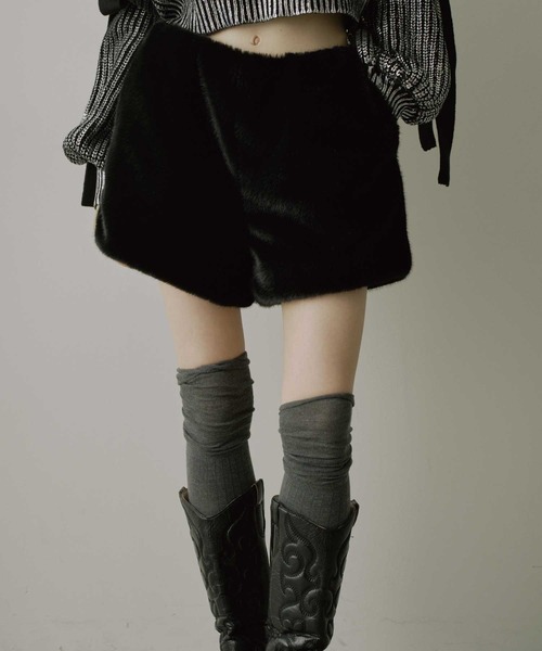 VIOLETTA（ヴィオレッタ）の「フェイクファーショートパンツ（その他パンツ・レディース・ブラック/グレイッシュベージュ・S/M）」の4枚目の写真