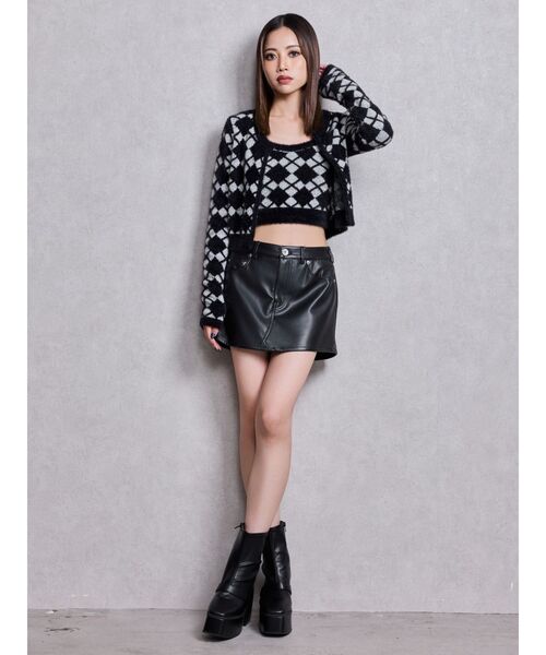 GYDA（ジェイダ）の「ハイウエストフェイクレザースカートライクショートパンツ（スカート・レディース・ブラック・X-SMALL/SMALL/MEDIUM）」の5枚目の写真