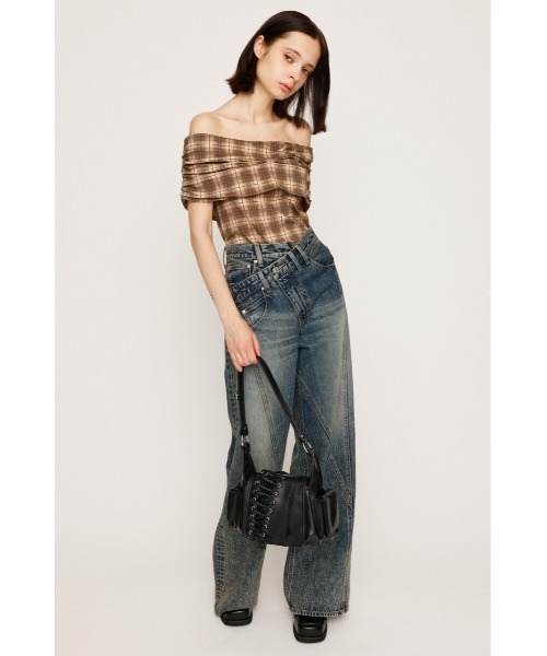 SLY(スライ)の「STRETCH CUT OFF SHOULDER TOPS ストレッチ カット オフショルダー トップス 夏服 秋服(Tシャツ/カットソー・レディース・ブラウン系その他2/ブラック系その他2/ブラック/レッド・FREE)」の13枚目の写真