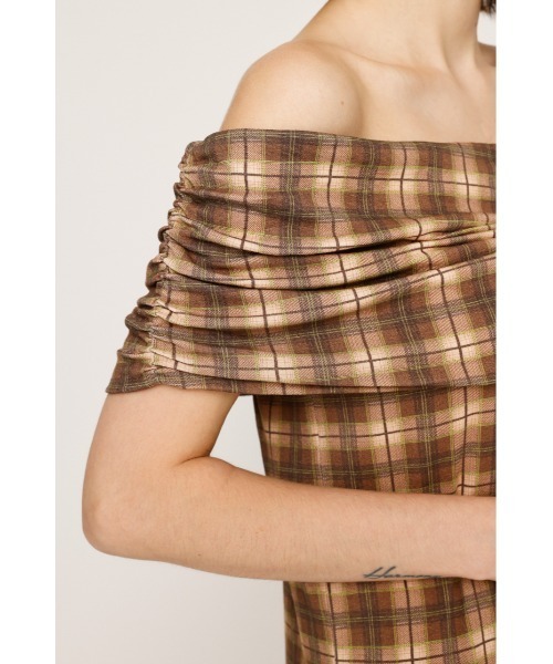 SLY(スライ)の「STRETCH CUT OFF SHOULDER TOPS ストレッチ カット オフショルダー トップス 夏服 秋服(Tシャツ/カットソー・レディース・ブラウン系その他2/ブラック系その他2/ブラック/レッド・FREE)」の16枚目の写真