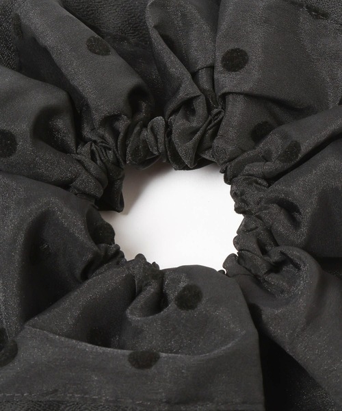 Andemiu（アンデミュウ）の「ドットガラBIGシュシュ591744（シュシュ・レディース・アイボリー/ブラック・FREE）」の10枚目の写真