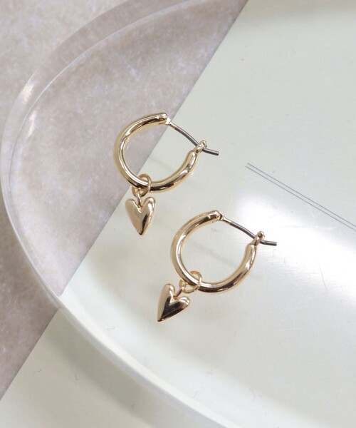 fredy emue（フレディエミュ）の「プチハート2ＷAYフープピアス（ピアス（両耳用）・レディース・シルバー/ゴールド・FREE）」の2枚目の写真