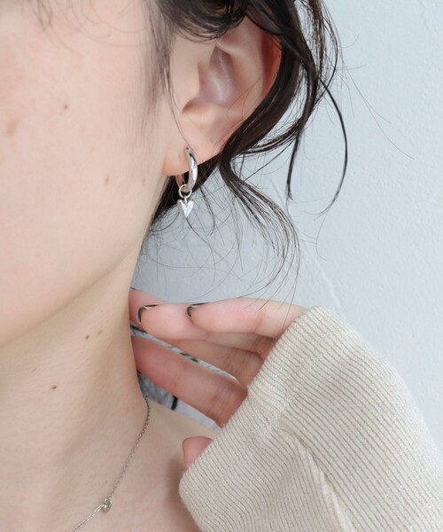 fredy emue（フレディエミュ）の「プチハート2ＷAYフープピアス（ピアス（両耳用）・レディース・シルバー/ゴールド・FREE）」の4枚目の写真