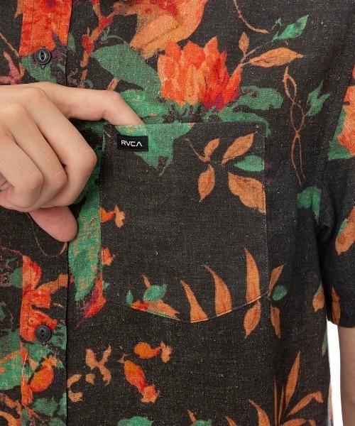 RVCA（ルーカ）の「RVCA メンズ TAPESTRY SS 半袖シャツ 【2025年春夏モデル】/ルーカ胸ポケットワンポイント半袖総柄シャツ（シャツ/ブラウス・メンズ・ブラック・SMALL/MEDIUM/LARGE/X-LARGE）」の4枚目の写真