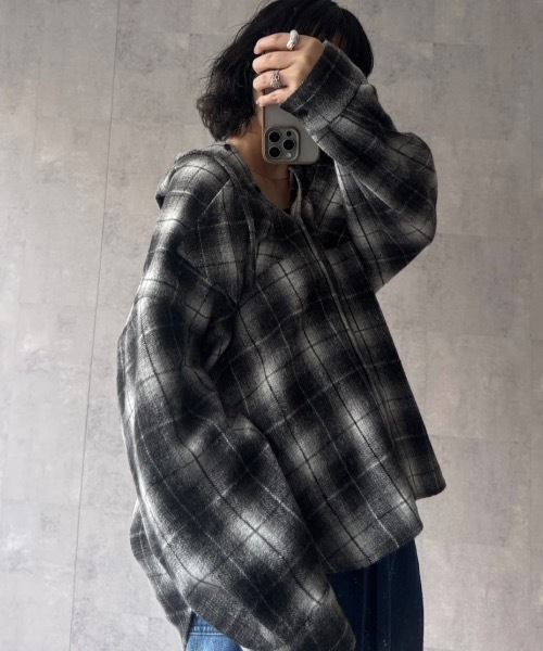 CREARE -LINO-（クレアーレリノ）の「〈ユニセックス商品〉フード付きチェックシャツ（シャツ/ブラウス・メンズ・ブラック/アイボリー/レッド/ブラック系その他2/オレンジ/ブラック系その他/ブラウン・FREE）」の4枚目の写真