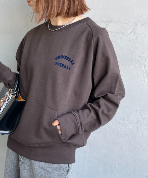 UNIVERSAL OVERALL（ユニバーサルオーバーオール）の「[UNIVERSAL OVERALL/ユニバーサルオーバーオール] 別注 ワンポイントロゴ刺繍 ラグランスリーブスウェット（スウェット・レディース・ブラック/オートミール/ブラウン/グリーン・F）」の3枚目の写真