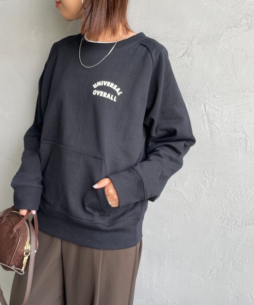 UNIVERSAL OVERALL（ユニバーサルオーバーオール）の「[UNIVERSAL OVERALL/ユニバーサルオーバーオール] 別注 ワンポイントロゴ刺繍 ラグランスリーブスウェット（スウェット・レディース・ブラック/オートミール/ブラウン/グリーン・F）」の2枚目の写真