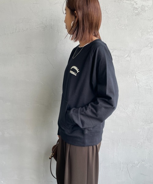 UNIVERSAL OVERALL（ユニバーサルオーバーオール）の「[UNIVERSAL OVERALL/ユニバーサルオーバーオール] 別注 ワンポイントロゴ刺繍 ラグランスリーブスウェット（スウェット・レディース・ブラック/オートミール/ブラウン/グリーン・F）」の9枚目の写真