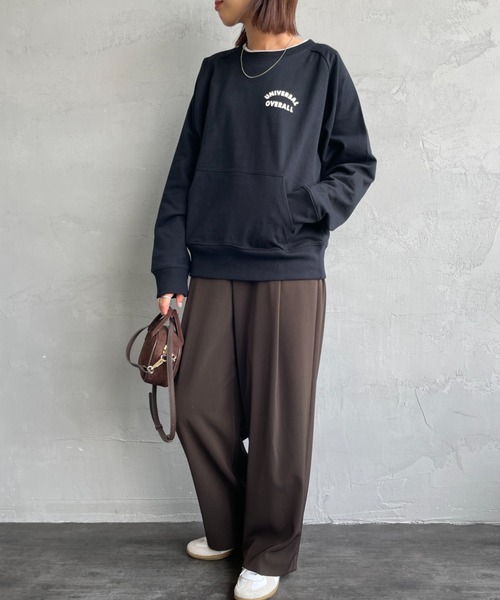 UNIVERSAL OVERALL（ユニバーサルオーバーオール）の「[UNIVERSAL OVERALL/ユニバーサルオーバーオール] 別注 ワンポイントロゴ刺繍 ラグランスリーブスウェット（スウェット・レディース・ブラック/オートミール/ブラウン/グリーン・F）」の5枚目の写真