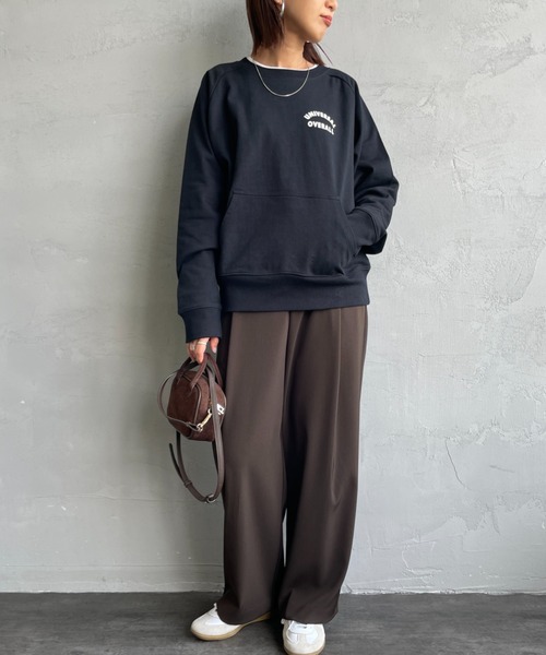 UNIVERSAL OVERALL（ユニバーサルオーバーオール）の「[UNIVERSAL OVERALL/ユニバーサルオーバーオール] 別注 ワンポイントロゴ刺繍 ラグランスリーブスウェット（スウェット・レディース・ブラック/オートミール/ブラウン/グリーン・F）」の11枚目の写真
