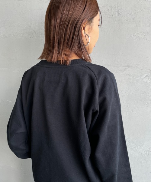UNIVERSAL OVERALL（ユニバーサルオーバーオール）の「[UNIVERSAL OVERALL/ユニバーサルオーバーオール] 別注 ワンポイントロゴ刺繍 ラグランスリーブスウェット（スウェット・レディース・ブラック/オートミール/ブラウン/グリーン・F）」の15枚目の写真