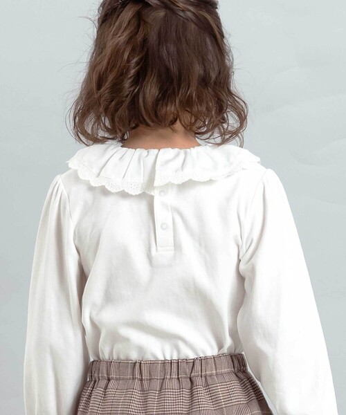 BeBe（ベベ）の「レースフリルカラース長袖Tシャツ（Tシャツ/カットソー・キッズ・オフホワイト・110cm/120cm/130cm/140cm/150cm）」の4枚目の写真