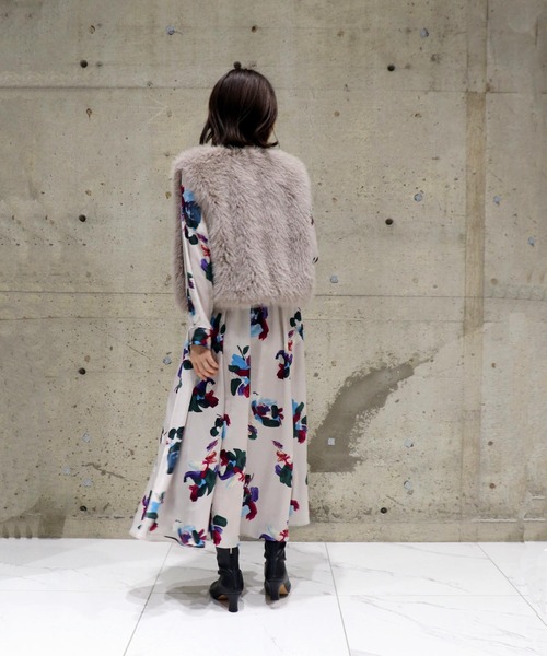 Jines（ジネス）の「フェイクFOXファーショートベスト（その他アウター・レディース・ホワイト/ライトグレー/ベージュ・38）」の19枚目の写真