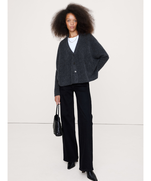 Banana Republic(バナナリパブリック)の「オーバーサイズ ライトウェイト ブラッシュド カシミヤ カーディガン(カーディガン/ボレロ・レディース・ワイン/チャコールグレー・L/M/S/XS)」の7枚目の写真