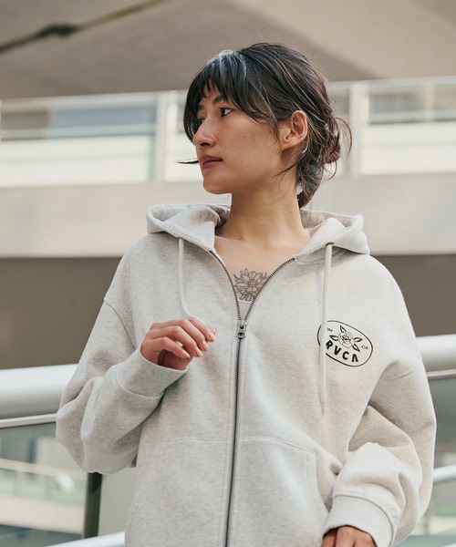 RVCA(ルーカ)の「RVCA レディース COURT ZIP HOODIE パーカー 【2025年秋冬モデル】 @autumn/ルーカジップアップパーカー・フーディー(パーカー・レディース・ブラック/オフホワイト/グレー・SMALL/MEDIUM)」の11枚目の写真