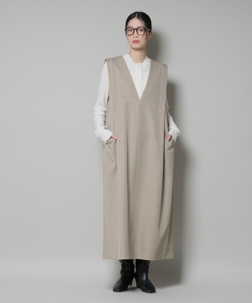 NANO universe（ナノユニバース）の「ショルダータックVネックワンピース（ワンピース・レディース・グリーン/ベージュ/チャコール・FREE）」の3枚目の写真