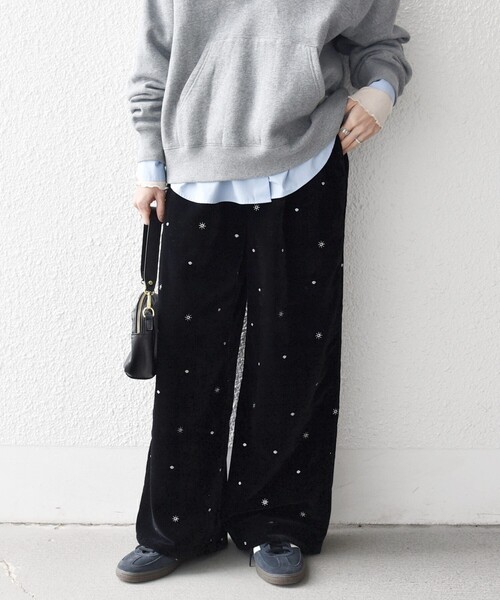 SHIPS any(シップス エニィ)の「SHIPS any:〈手洗い可能〉ポリエステル ベロア 刺繍 ストレート ワイド パンツ(その他パンツ・レディース・ブラック/ブラウン・ONE SIZE)」の2枚目の写真