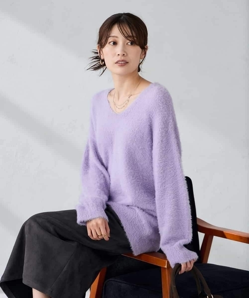 a.v.v（アーヴェヴェ）の「フェザーヤーンVネックニット（ニット/セーター・レディース・ブラウン/ライラック/チャコールグレー・38/40）」の3枚目の写真