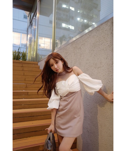 MISTREASS（ミストレアス）の「Open Shoulder Bicolor Mini Dress（ワンピース・レディース・ブラック/ベージュ・FREE）」の2枚目の写真