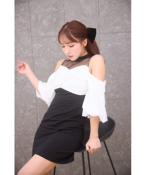 MISTREASS（ミストレアス）の「Open Shoulder Bicolor Mini Dress（ワンピース・レディース・ブラック/ベージュ・FREE）」の4枚目の写真