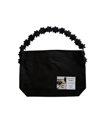 SEEN（シーン）の「Flower STRAP EASY BAG (Black)（メッセンジャーバッグ）」