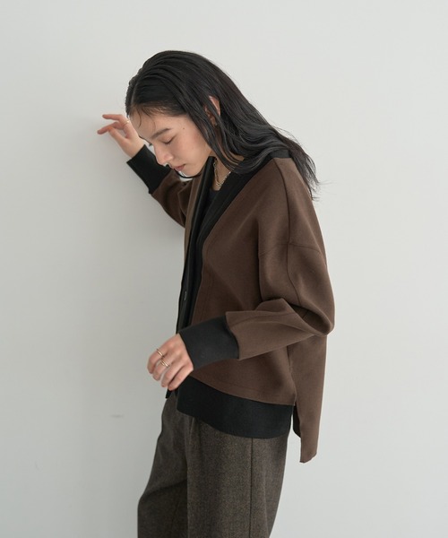 YECCA VECCA（イェッカヴェッカ）の「ニット切替メルトンVネックカーディガン（カーディガン/ボレロ・レディース・ブラウン/チャコールグレー/グレー・FREE）」の6枚目の写真