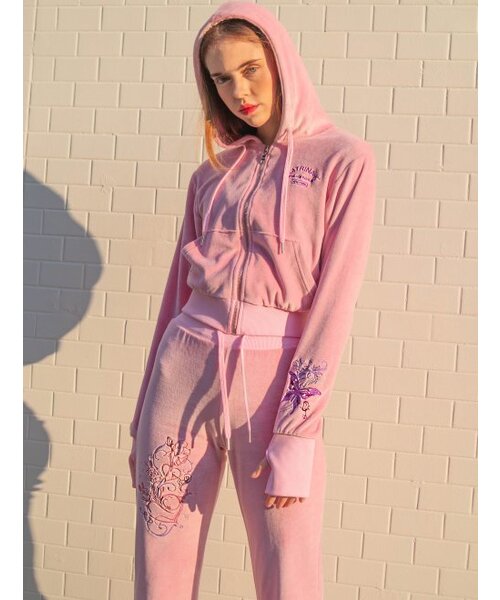 KATRINA K(カトリーナケイ)の「ローズタトゥー ベルベット フードジップアップ トラックトップ-ベビーピンク(パーカー・レディース・ライトピンク・FREE)」の2枚目の写真