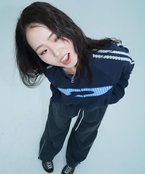 FDR(エフディーアール)の「Vintage Check Applique Track Zip-Up Navy(ナイロンジャケット・レディース・ネイビー・FREE)」の3枚目の写真
