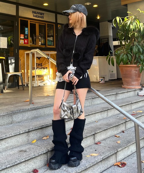 SPIRALGIRL（スパイラルガール）の「ぽんぽん付きケーブル編みニットショートパーカー（パーカー・レディース・ブラック/オフホワイト/ベージュ・FREE）」の14枚目の写真