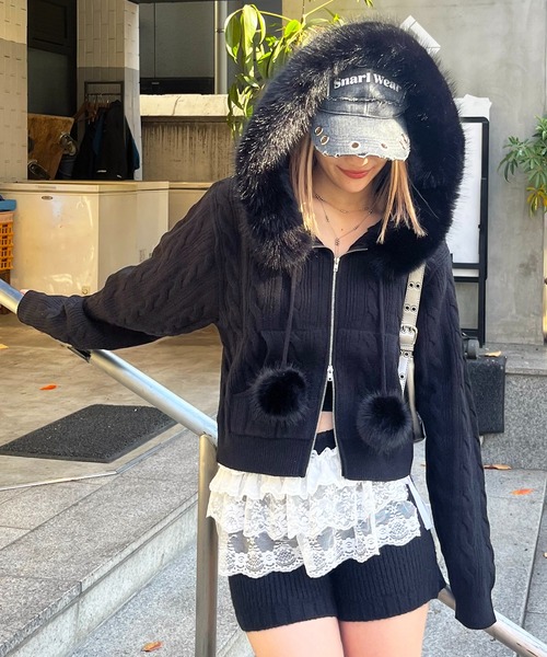 SPIRALGIRL（スパイラルガール）の「ぽんぽん付きケーブル編みニットショートパーカー（パーカー・レディース・ブラック/オフホワイト/ベージュ・FREE）」の16枚目の写真