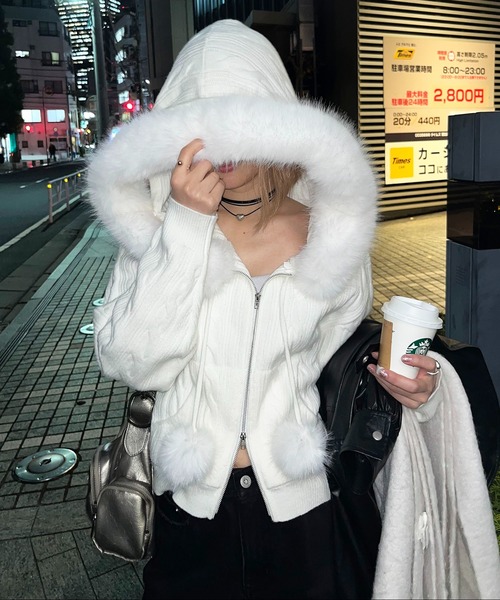 SPIRALGIRL（スパイラルガール）の「ぽんぽん付きケーブル編みニットショートパーカー（パーカー・レディース・ブラック/オフホワイト/ベージュ・FREE）」の21枚目の写真