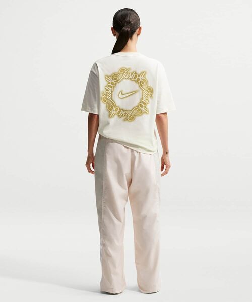 NIKE(ナイキ)の「ナイキ スポーツウェア ウィメンズ オーバーサイズド Tシャツ / Nike Sportswear Women's Oversized T-Shirt IO3526-133 Sail(Tシャツ/カットソー・レディース・クリーム・XS/M/L/XL/S)」の5枚目の写真
