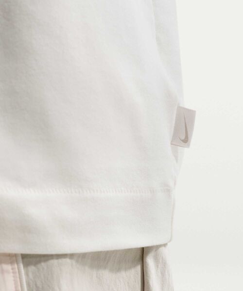 NIKE(ナイキ)の「ナイキ スポーツウェア ウィメンズ オーバーサイズド Tシャツ / Nike Sportswear Women's Oversized T-Shirt IO3526-133 Sail(Tシャツ/カットソー・レディース・クリーム・XS/M/L/XL/S)」の6枚目の写真