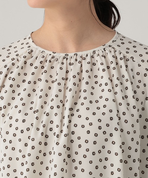 Elura（エルーラ）の「サラサラ着映えギャザーブラウス/636935（シャツ/ブラウス・レディース・オフホワイト/ブラック・FREE）」の10枚目の写真