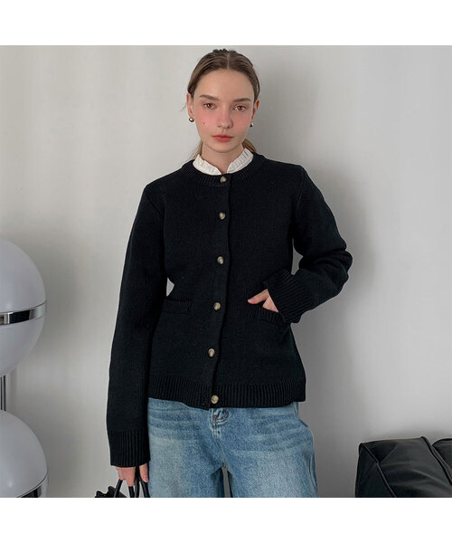 VASCARA(バスカラ)の「Round Neck Single Button Cardigan Black(カーディガン/ボレロ・レディース・ブラック・FREE)」の1枚目の写真