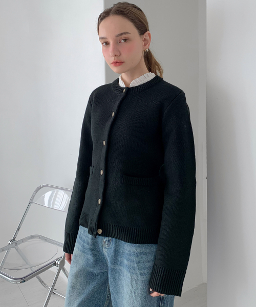 VASCARA(バスカラ)の「Round Neck Single Button Cardigan Black(カーディガン/ボレロ・レディース・ブラック・FREE)」の2枚目の写真