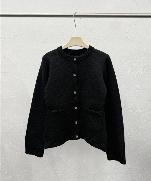VASCARA(バスカラ)の「Round Neck Single Button Cardigan Black(カーディガン/ボレロ・レディース・ブラック・FREE)」の5枚目の写真